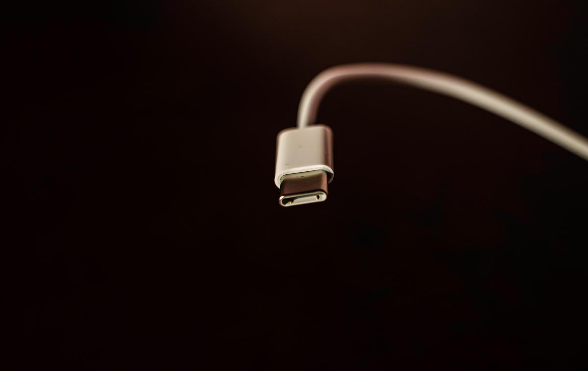 USB, USB-C | Nova pravila bi morala po prvotnem načrtu začeti veljati sredi letošnjega leta, a so izvajanje nekoliko zamaknili. | Foto Unsplash