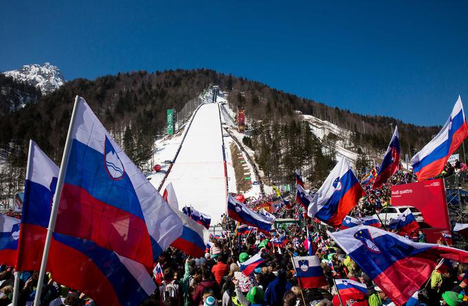 Bodo slovenski navijači v Planici dočakali slovensko zmago? | Foto: Vid Ponikvar