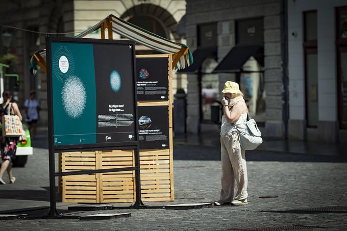 Tematska razstava o Higgsovem bozonu bo na Gallusovem nabrežju na ogled do vključno srede, 6. julija. | Foto: Ana Kovač