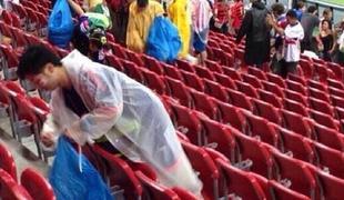 Japonski navijači za seboj čistili tribune (foto)