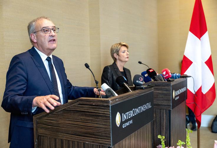 Potem ko se je telefonski pogovor med švicarsko zvezno predsednico in finančno ministrico Karin Keller-Sutter in Trumpom končal slabo za Švico, se zdaj z Washingtonom o carinah pogaja Guy Parmelin, ki je švicarski podpredsednik in obenem gospodarski minister. Parmelin je za zdaj optimističen glede zadnjih pogovorov. | Foto: Reuters