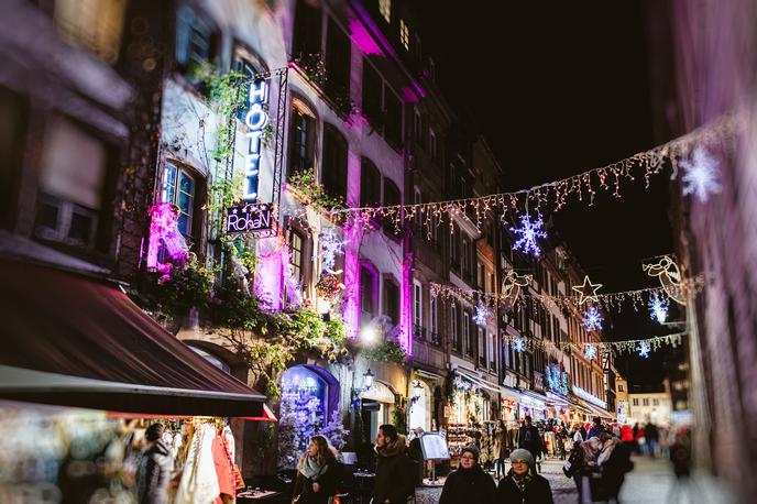 Strasbourg, božični sejem | Pasji vrtec, ki je v središču mesta, je na sejmu na voljo že tretje leto. Odprt je ob koncih tedna, ko je obiskovalcev največ. | Foto Shutterstock