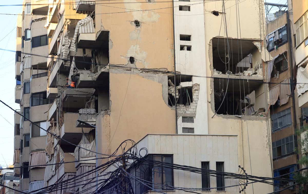 Izrael napadel Bejrut | Libanonska tiskovna agencija NNA je poročala, da se je napad zgodil na jugu mesta Bejrut in da je povzročil znatno škodo na bližnjih stavbah. V napadu je umrla ena oseba, tri so poškodovane. | Foto Reuters