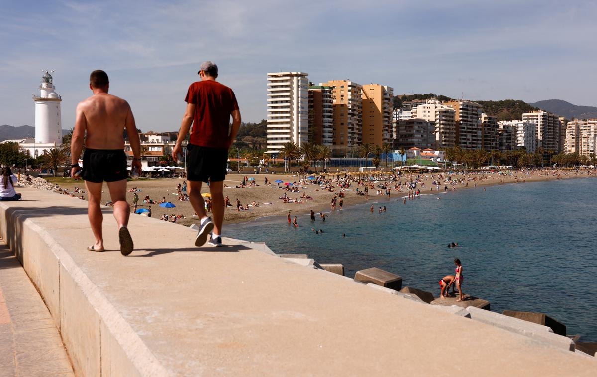 Španija turisti morje | Truplo je ležalo v pesku plaže na vzhodu Španije.  | Foto Reuters