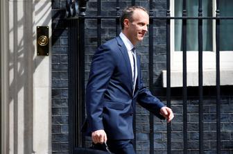 Se britanski premierki Mayevi trese stolček?