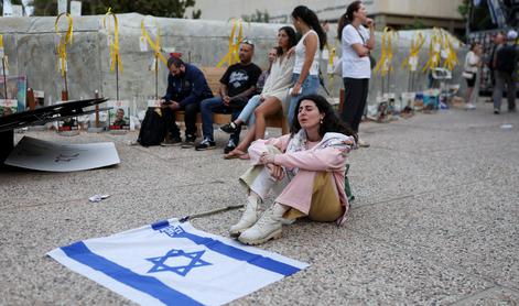 Množica ljudi v pričakovanju: Hamas naj bi izpustil zadnje talce, sledil bo Trumpov nagovor
