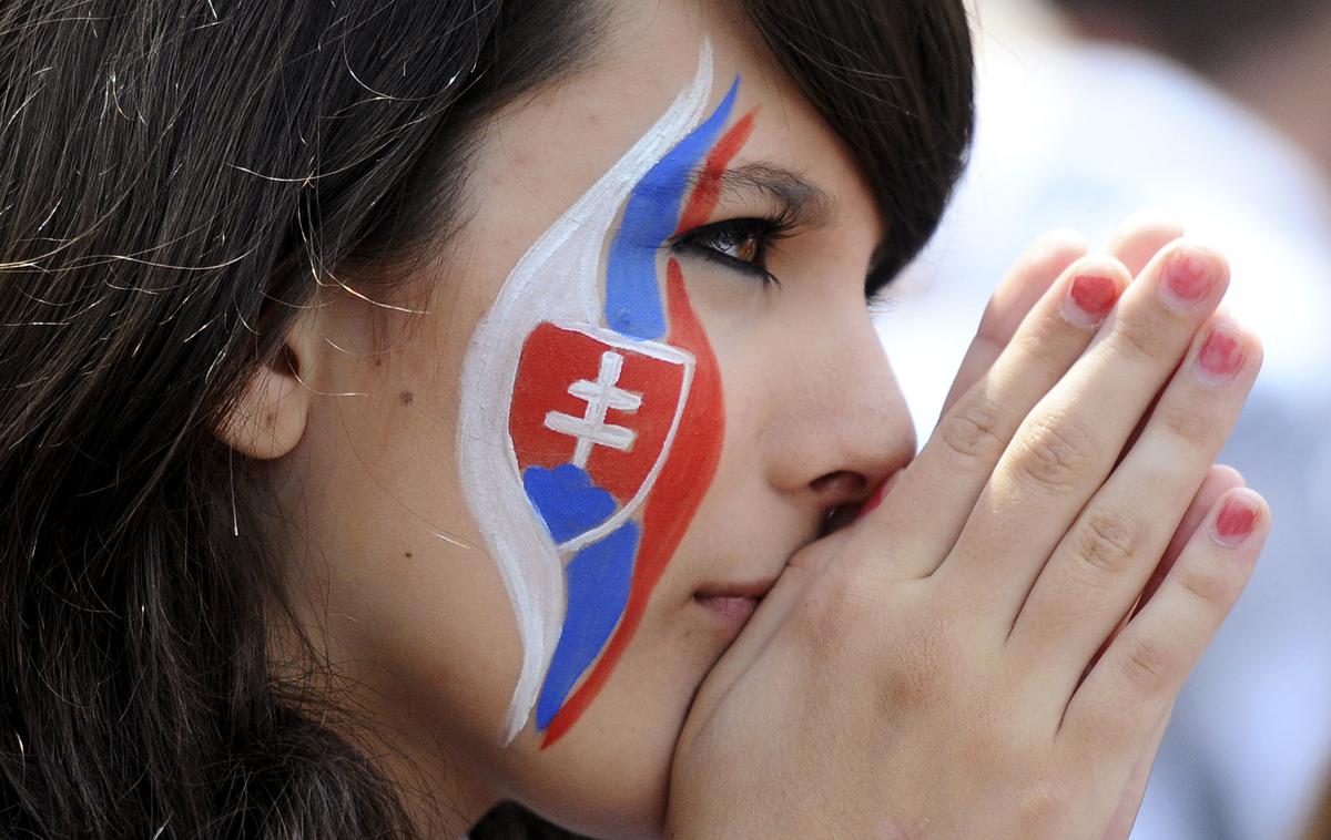 Slovakinja | Slovaška ima 5,4 milijona prebivalcev, od katerih je 80 odstotkov slovaške narodnosti. Slovaki se imajo zaradi svoje zemljepisne lege za osrednji slovanski narod. Slovaščino pa imajo zaradi lastnosti, ki jo povezujejo z različnimi slovanskimi jeziki, za nekakšen slovanski esperanto.  | Foto Reuters