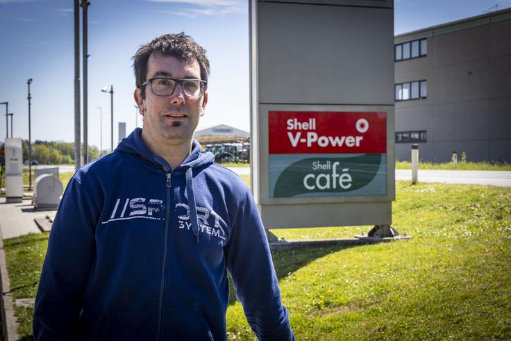 Študiral je na elektro fakulteti ter na višji šoli za pošto, ekonomijo in telekomunikacije. Zaposlen je na Shellu, kjer se dobro počuti in pohvali ekipo ter sodelavce. | Foto: Bojan Puhek