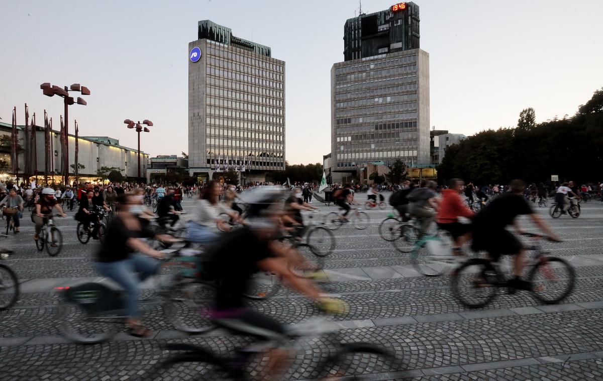 protest | Po Slovenski cesti in okoliških ulicah so se s kolesi in peš odpravili do Trga republike, kjer se je po ocenah Policije zbralo okoli tri tisoč protestnikov. | Foto STA