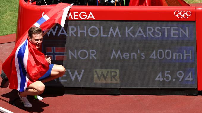 Norvežan je ponosno poziral ob času novega svetovnega rekorda. | Foto: Reuters