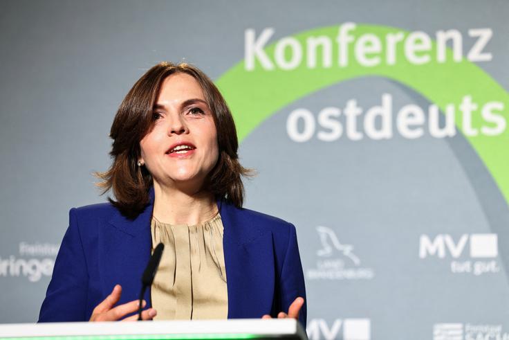 "Otroci iz poznih osemdesetih in devetdesetih let prejšnjega stoletja smo prva generacija, ki se je socializirala v združeni Nemčiji. Kljub temu je za mlade, ki tam odraščajo, vzhod še vedno veliko več kot le smer na kompasu. Je prostor, ki oblikuje identiteto in vpliva na življenja," poudarja nemška zvezna komisarka za vzhodno Nemčijo. | Foto: Reuters