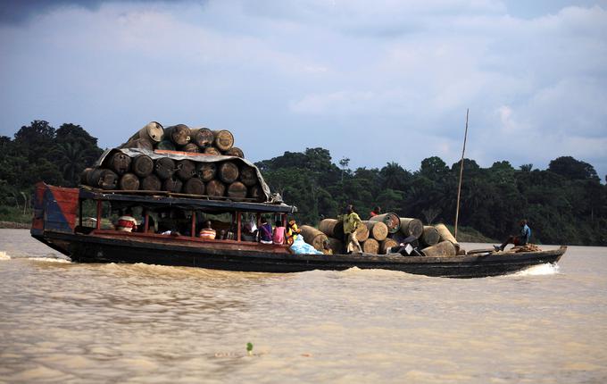 Rečna ladja, natovorjena s sodi nafte | Foto: Reuters