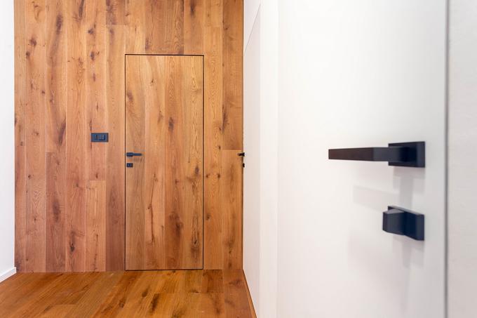 Pri notranjih vratih ni omejitev glede barve in materialov. V modernih gradnjah danes prevladujejo bela in leseni furnirji.  | Foto: 