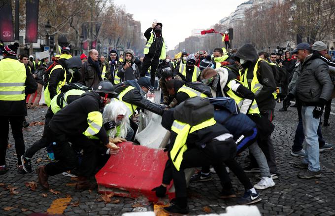 Protestniki protestirajo proti visokim cenam bencina in zahtevajo odstop francoskega predsednika Emmanuela Macrona. | Foto: Reuters