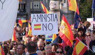 Stotisoče Špancev protestiralo proti amnestiji za katalonske separatiste