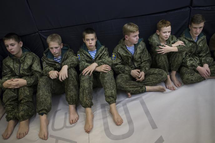 Ruski šolarja na urjenju za padalce leta 2016 | Rusija v vojni stroj vključuje tudi mlade ljudi, šolarje, med drugim pri uporabi in izdelavi dronov. Na fotografiji iz leta 2016 vidimo ruske šolarje iz okolice Jekaterinburga, ki poslušajo vojaško predavanje o padalski tehniki. Predavanje so organizirali za krepitev domoljubja med mladimi. | Foto Guliverimage