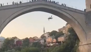 Prebivalci Mostarja brutalno pretepli turista #video