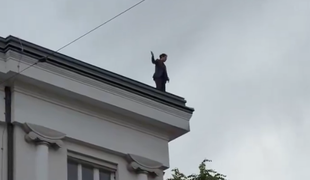 Poslanec Andrej Hoivik se je spustil s strehe parlamenta