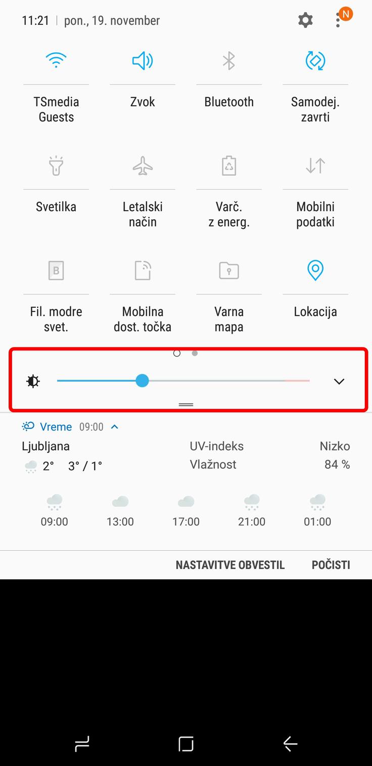 Na mobilniku Samsung Galaxy A7 smo naredili tako, da smo na začetni strani v zgornjem meniju  v dveh korakih zmanjšali osvetljevanje. | Foto: 