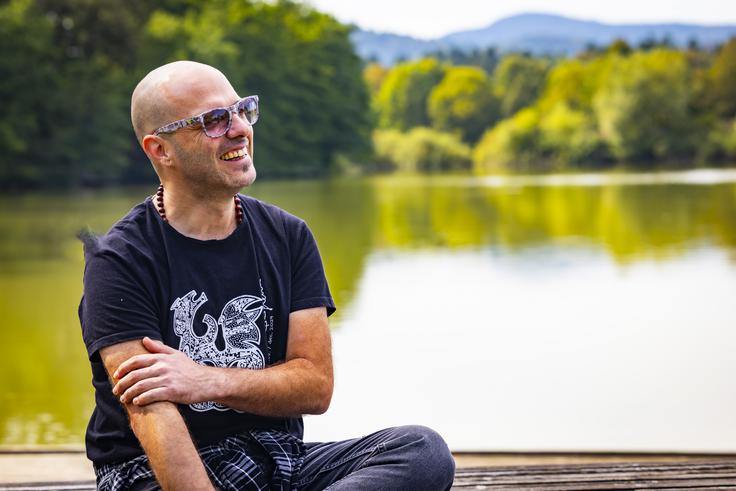 "Poznam glasbenike in ustvarjalce, ki jim to ugaja. Ampak predvsem rad govorim o glasbi. Dobil sem vprašanje, kako to, da nič ne povem o svoji ženi. Vedno pravim, da vprašajte njo. Vprašajte direktno in bomo videli. A do nje je težko priti, ker je kar ostra. (smeh op. a.) Ampak je zlata." | Foto: Bojan Puhek
