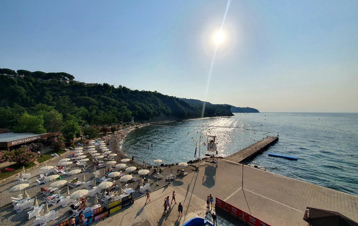 plaža Simonov zaliv | Kopalna sezona bi se zaradi visokih temperatur lahko potegnila globoko v september. | Foto David Florjančič / Meteoinfo Slovenija