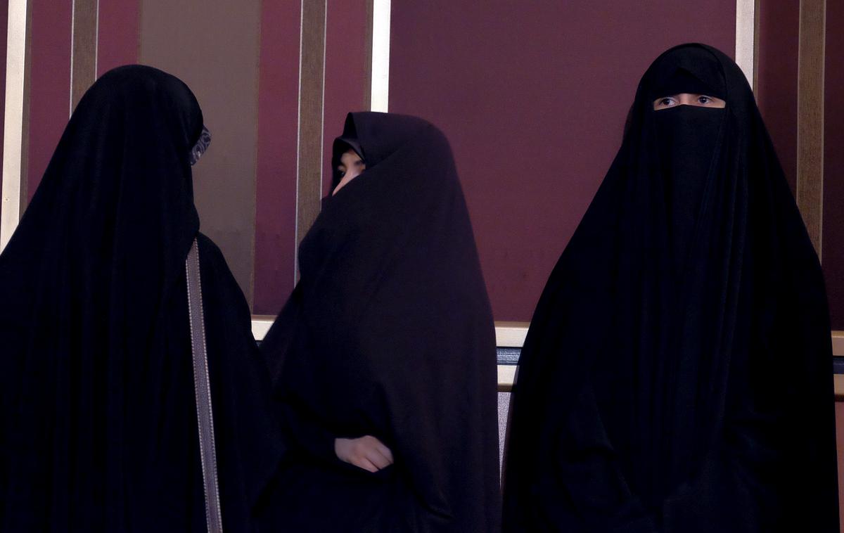 burka | Burka je muslimansko oblačilo, ki v celoti zakriva žensko, vključno z njenimi obrazom in očmi, prek katerih je tančica. | Foto Reuters