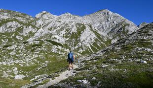 Pohod po samotni dolini za Kopico na mogočni Kanjavec #video