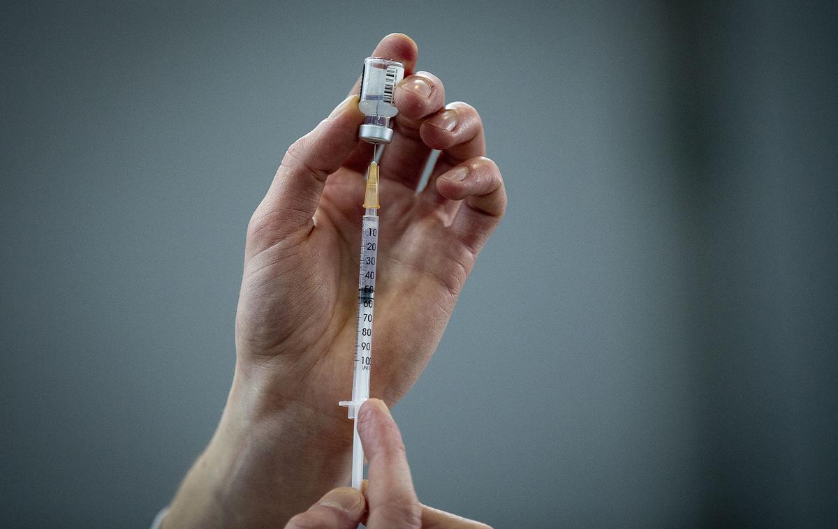 Cepljenje covid-19 | Nizozemska in Nemčija sta zadnji v vrsti držav, ki sta začasno ustavili cepljenje s cepivom AstraZenece. | Foto Ana Kovač