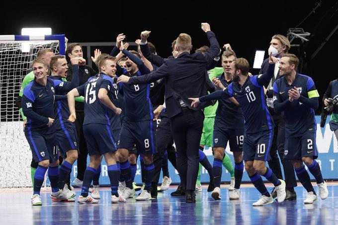 Veselje finske futsalske reprezentance po zgodovinskem prvencu, prvi zmagi na evropskem prvenstvu. V petek so z 2:1 v Amsterdamu premagali Slovenijo. | Foto: Guliverimage/Vladimir Fedorenko