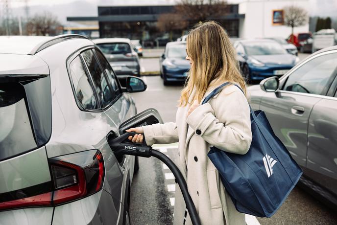 Tukaj boste avto lahko napolnili med obiskom trgovine