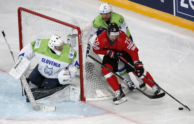 "Na koncu smo bili mi v naletu, saj je tekmecu težko, ko zapravi takšno vodstvo," je zadnjo tretjino tekme ocenil slovenski branilec Mitja Robar. | Foto: Reuters