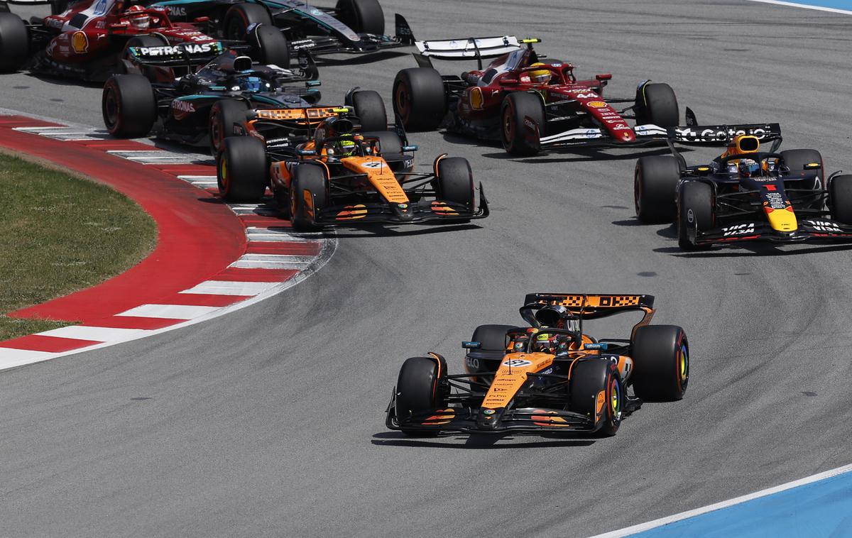 Barcelona Oscar Piastri Max Verstappen McLaren red Bull | Na štartu je Oscar Piastri obdržal prvo mesto, Max Verstappen pa je prehitel Landa Norrisa. | Foto Reuters
