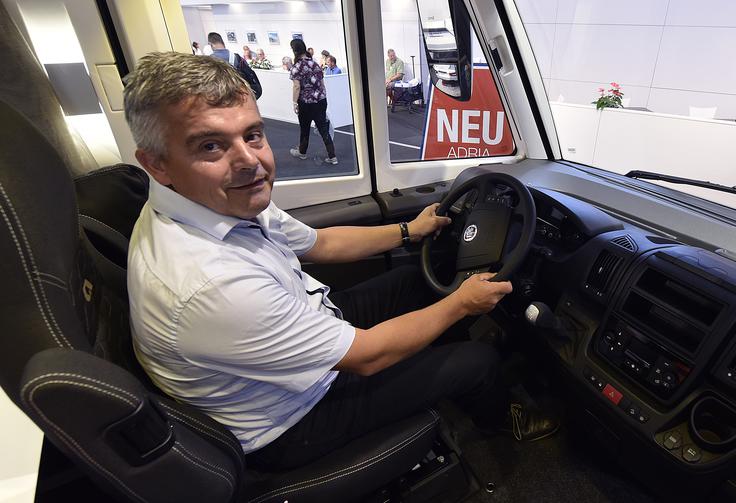 Anton Kastrevc, prvi človek razvoja Adrie Mobil iz Novega mesta, poudarja, da je čedalje več zanimanja za majhne kompaktne bivalnike VAN, v katerih je celotni tloris postavljen znotraj osnovne karoserije baznega vozila. Pravi, da je tu v želji po večji praktičnosti pomembna bitka za vsak razpoložljiv milimeter prostora. Vse več se govori tudi o hibridnih pogonih. | Foto: Žiga Živulović jr. foto Bobo
