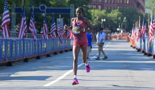 Kenijka po goljufiji rojakinje z veliko zamudo postala zmagovalka bostonskega maratona