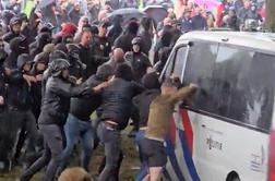 Z vodnimi topovi odgovorili nasilnim protestnikom #video