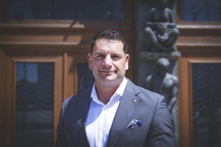 Kdo je v vsej zgodovini Slovenije za vas najboljši politik? Imate kakšnega idola? "V Sloveniji bi rekel, da je bil z vidika državništva to morda gospod Janez Drnovšek. Vsak človek ima svoje prednosti in svoje pomanjkljivosti, a v vsakem primeru je ključno povezovanje. In prav to sposobnost povezovanja si želim vrniti nazaj v slovensko politiko," je odgovoril Stevanović.  | Foto: Ana Kovač