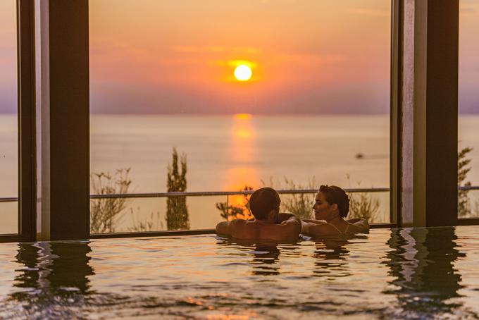 Pričakajte čaroben sončni zahod v notranjem bazenu z morsko vodo, ki ponuja panoramski razgled na morje.  | Foto: 