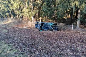 Hujša nesreča: kombi zapeljal v jarek in trčil v drevo, več poškodovanih