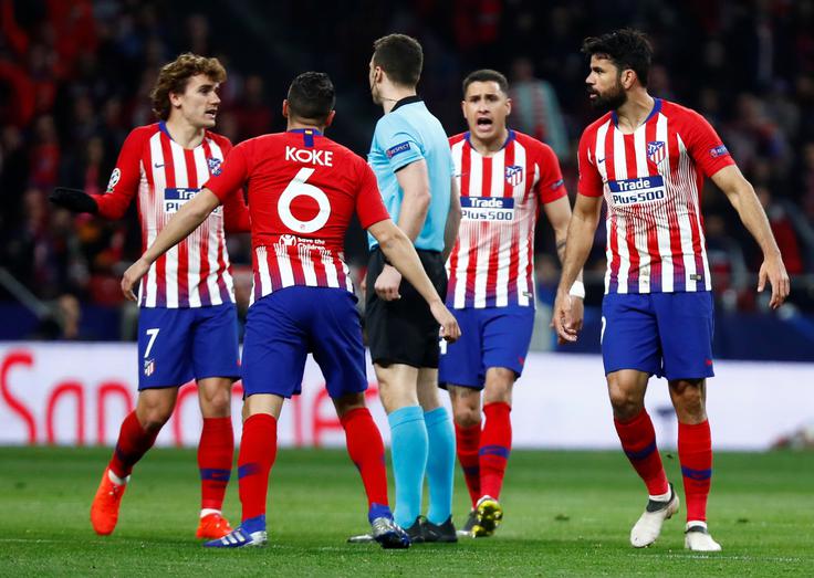 Atletico je bil večkrat nezadovoljen z odločitvami nemškega sodnika. | Foto: Reuters