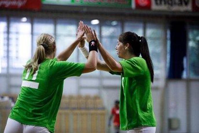 Derbi začelja rokometašicam Izole