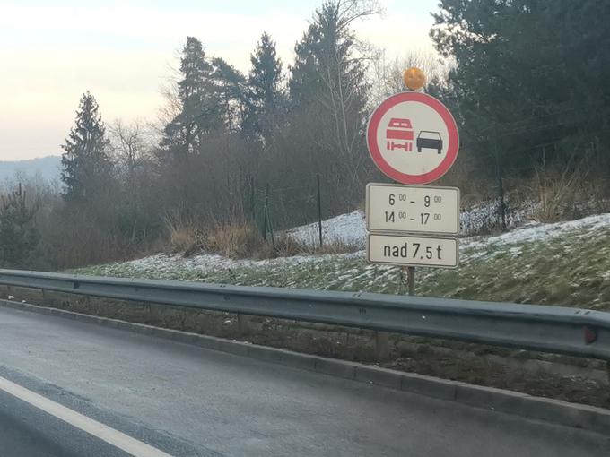 Omejitev prehitevanja tovornih vozil na avtocesti pred Ljubljano iz smeri Štajerske. | Foto: Gašper Pirman