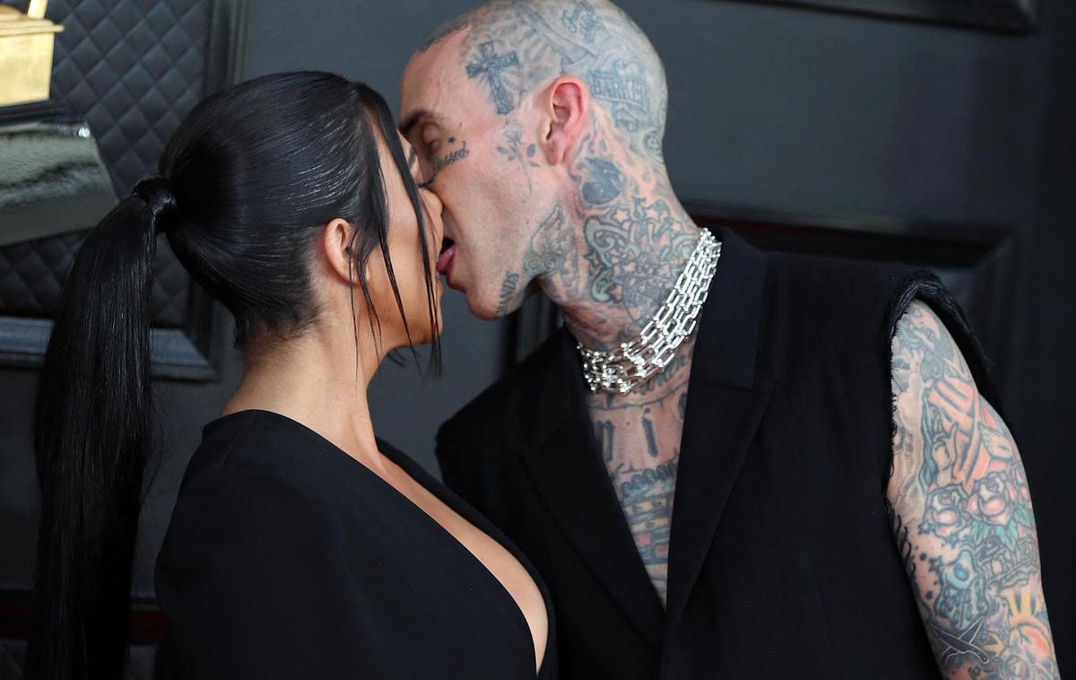 grammy 2022 | Kourtney Kardashian in Travis Barker na nedeljski podelitvi grammyjev, po kateri naj bi se poročila. | Foto Reuters