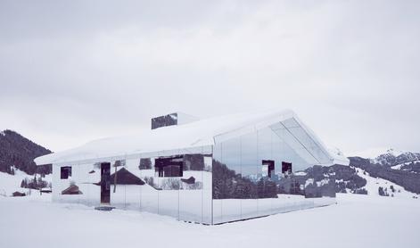Hiša v Alpah, ki se zaradi zrcalnih sten zlije z okoljem #foto