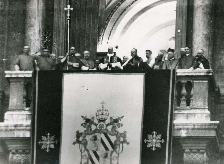 Pij XII., ki je bil za papeža izvoljen 2. marca 1939 (na fotografiji po izvolitvi), je bil zadnji papež z imenom Pij. To ime je bilo nekaj časa zelo priljubljeno med papeži. Bi pa seveda naslednji Pij postal Pij XIII., trinajstica pa velja za nesrečno številko. Brat zdajšnjega papeža Leona XIV. John Prevost je po bratovi izvolitvi medijem razkril, da je njegov brat Robert Prevost imel najprej zadržke pred imenom Leon, ker je mislil, da bo 13. Leon po vrsti. A je na koncu ugotovil, da bo v resnici 14. Leon po vrsti. | Foto: Wikimedia Commons