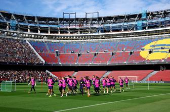 Barca se vrača na Camp Nou, navijači že na treningu #video