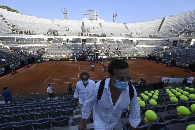 Nedeljske dvoboje lahko v italijanski prestolnici spremlja do 1000 ljubiteljev tenisa. | Foto: Reuters