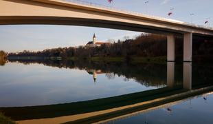 31-letnik čez Koroški most v Mariboru 155 kilometrov na uro
