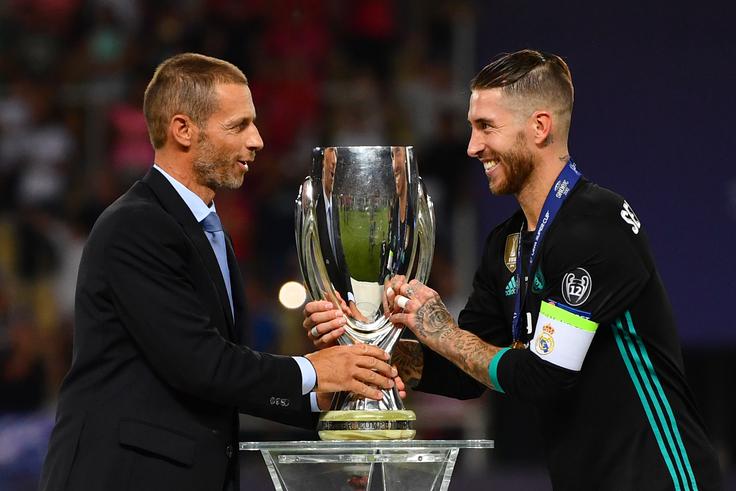 Takole je kapetanu Reala Sergiu Ramosu predal veliki pokal za naslov evropskega prvaka. | Foto: Getty Images