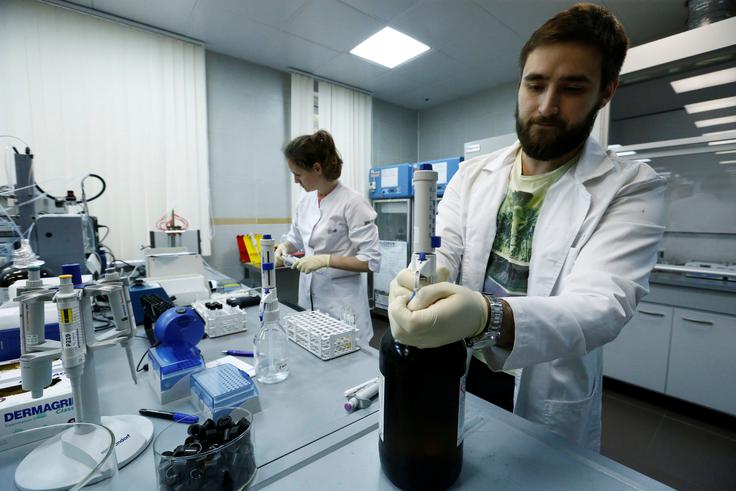 laboratorij moskva Slovenija bi morala več delati za dodano vrednost svojega gospodarstva, kar lahko doseže le, če visoko kvalificirano delovno silo zadrži doma, v zadnjih dneh opozarjajo številni gospodarstveniki. | Foto: Reuters