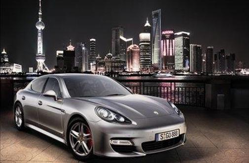 Porsche tudi uradno predstavil panamero